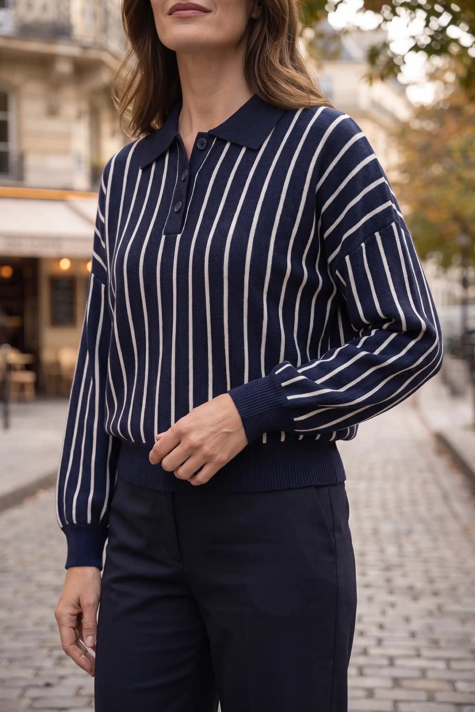 Suéter a rayas azul marino y blanco con cuello polo, ideal para moda femenina elegante y casual.