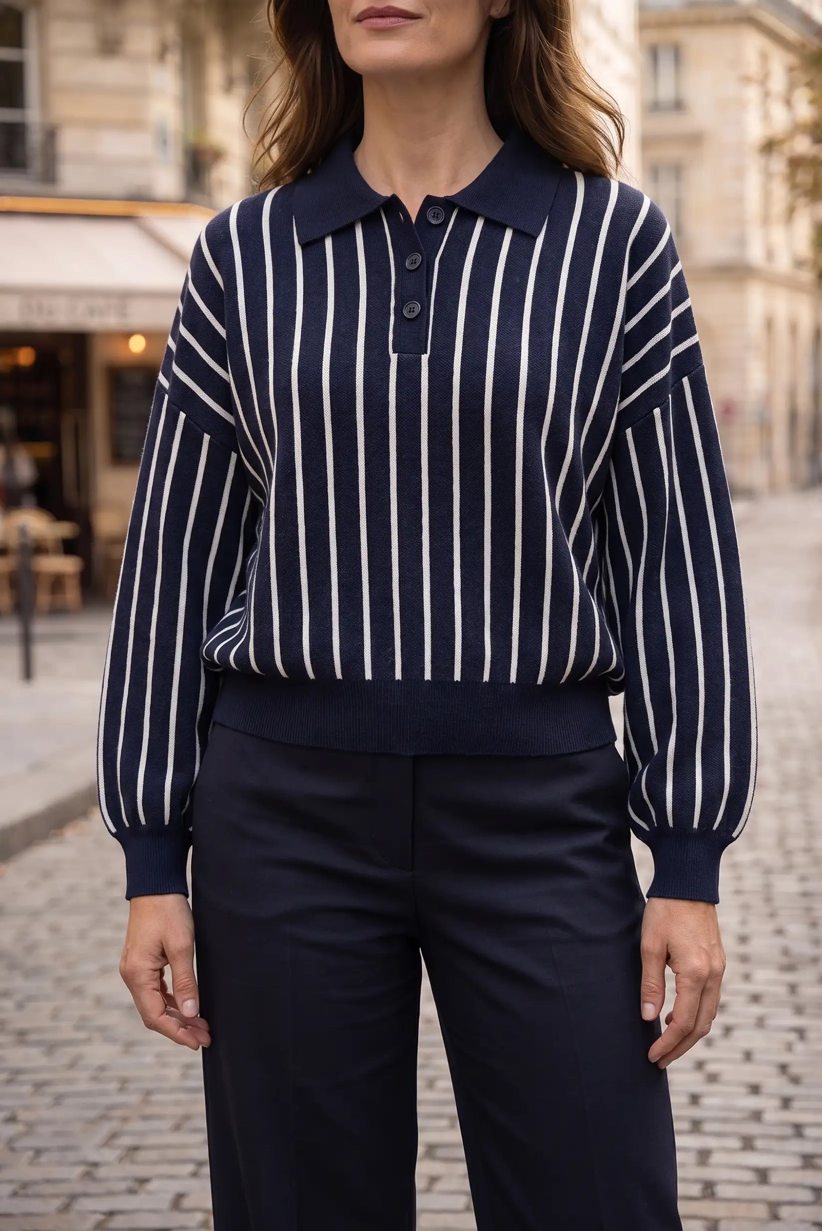 Camisa polo rayada azul marino y blanca, moda femenina elegante para calle