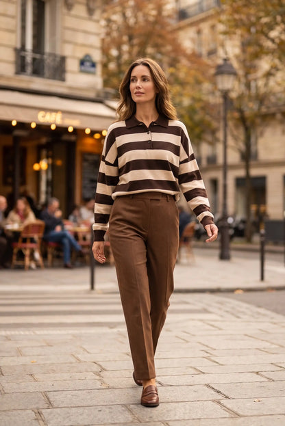 Camisa polo a rayas marrón y beige con pantalones marrones, look urbano otoño/invierno para mujer