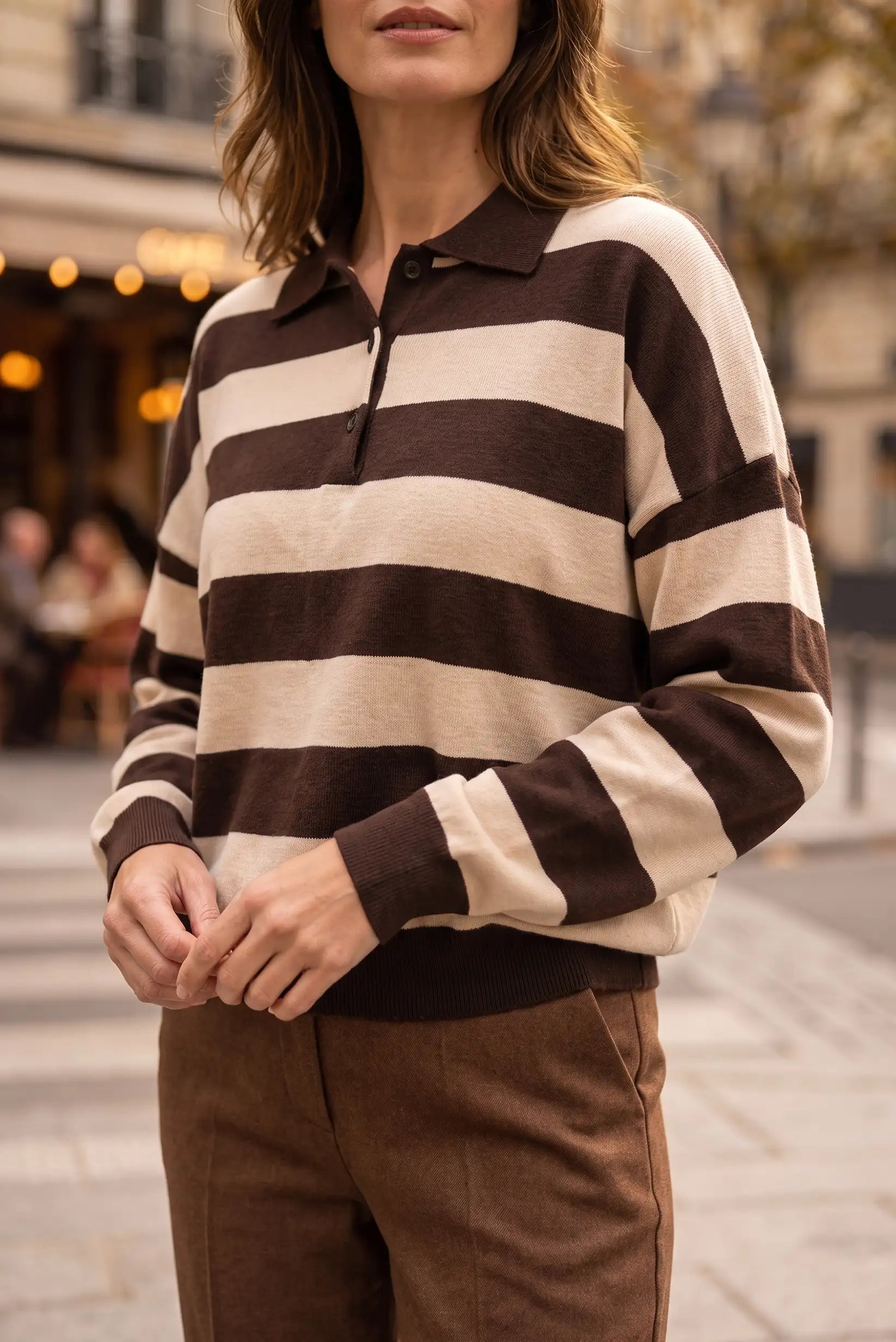 Suéter a rayas marrón y beige con cuello polo, ideal para moda femenina casual y elegante.