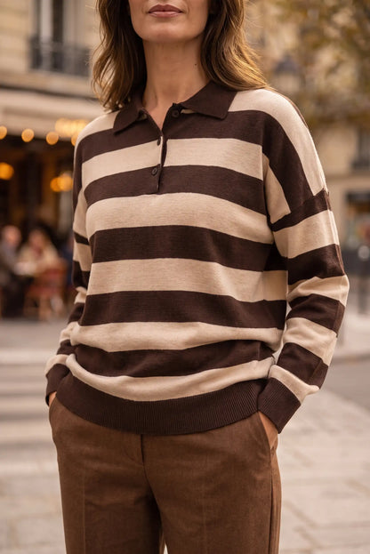 Camisa polo de punto a rayas marrón y beige, ideal para looks casuales de mujer. Moda femenina cómoda y versátil.