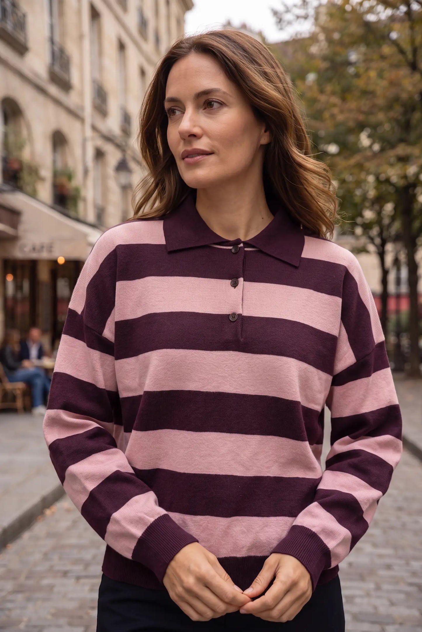 Suéter a rayas rosa y morado con cuello polo para mujer, ideal para otoño en la ciudad