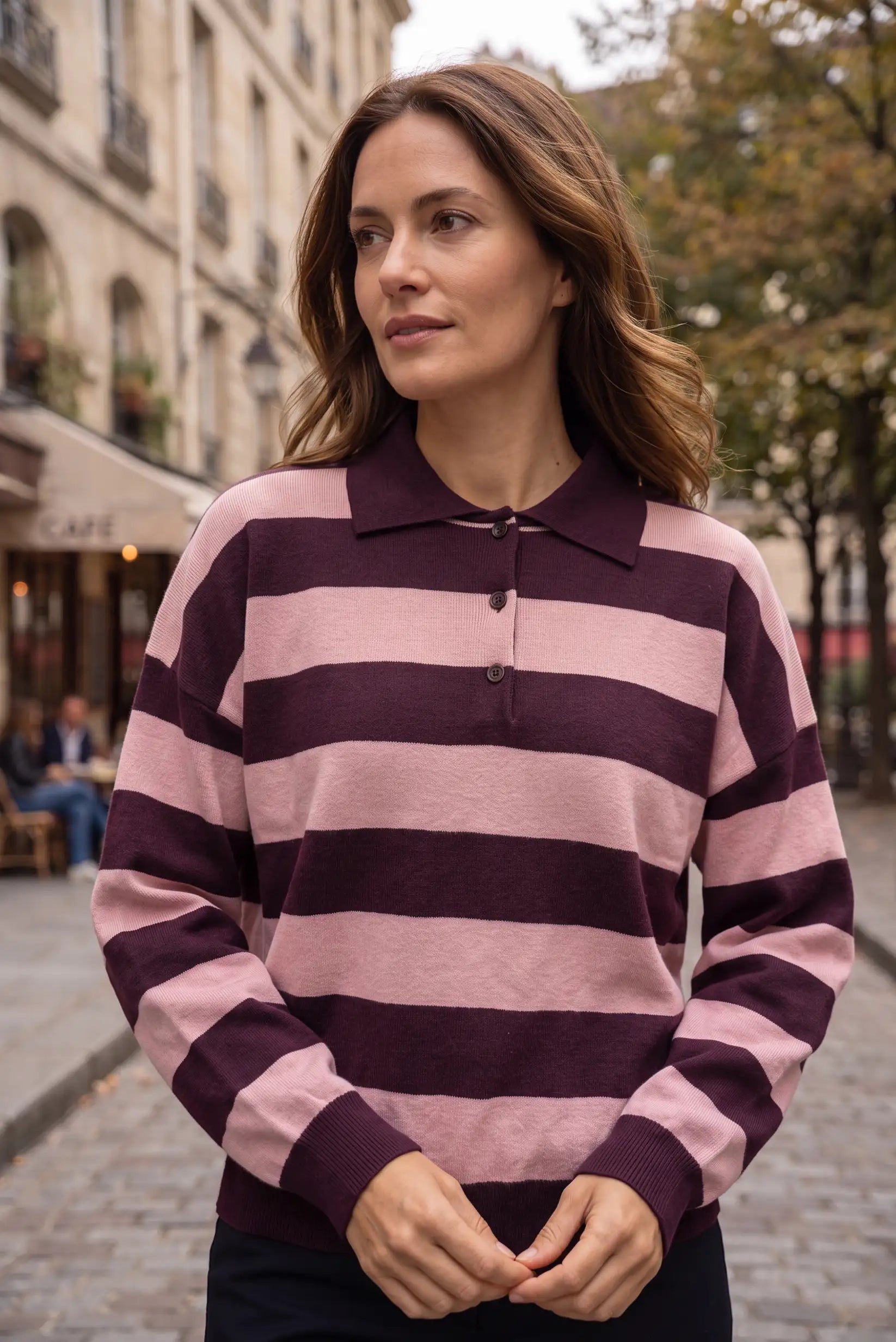 Suéter a rayas rosa y morado con cuello polo para mujer, ideal para otoño en la ciudad