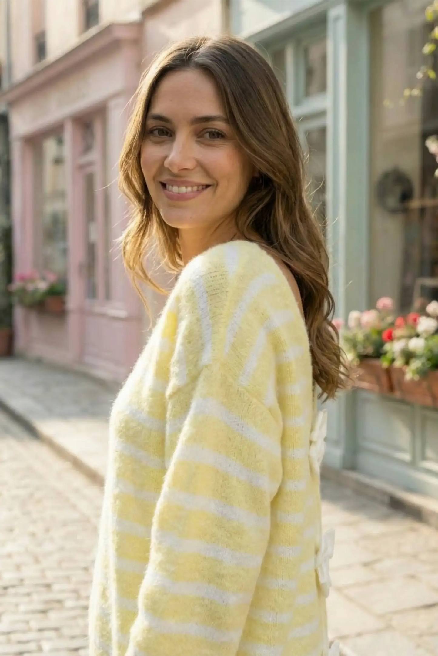 Mujer con jersey amarillo pastel de rayas y lazo trasero, moda casual CHICA del Sur