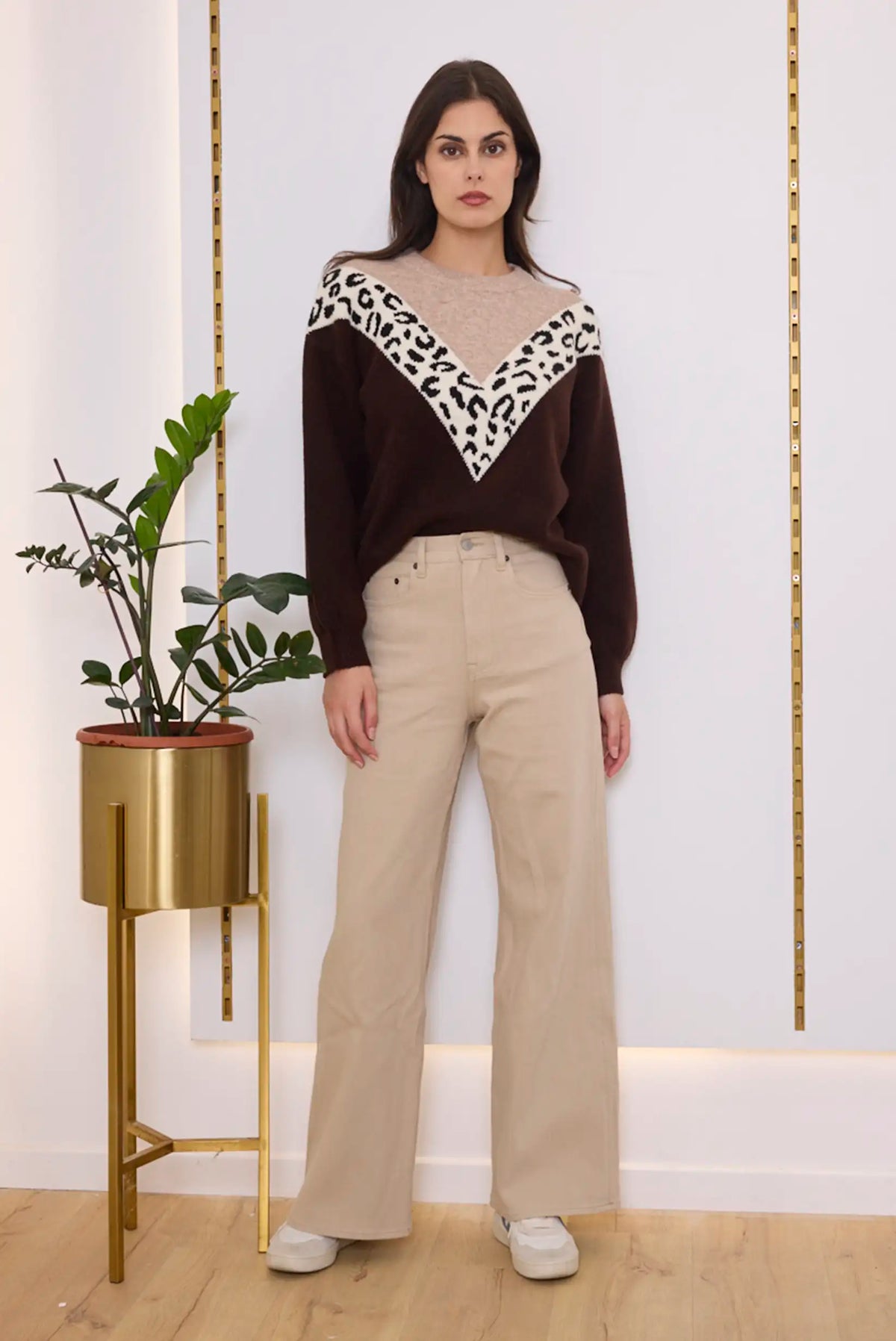 Mujer vistiendo jersey marrón con estampado animal print beige y negro de CHICA del Sur