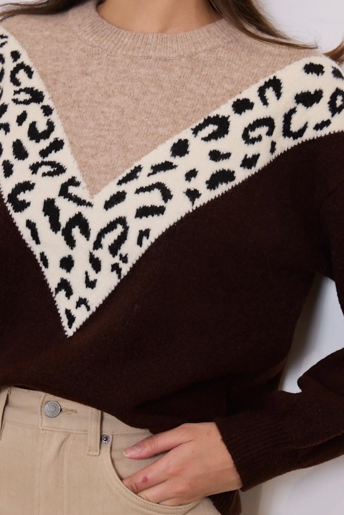 Jersey de mujer marrón de CHICA del Sur con estampado animal print en beige y negro.