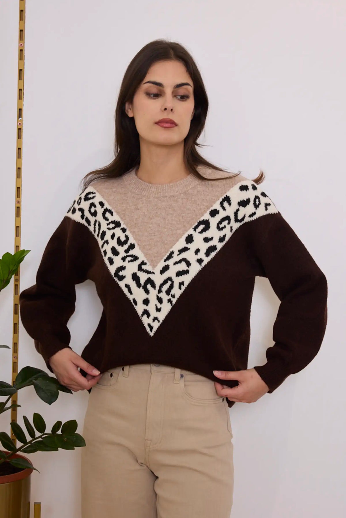 Mujer vistiendo jersey marrón con estampado animal print en beige y negro de CHICA del Sur.