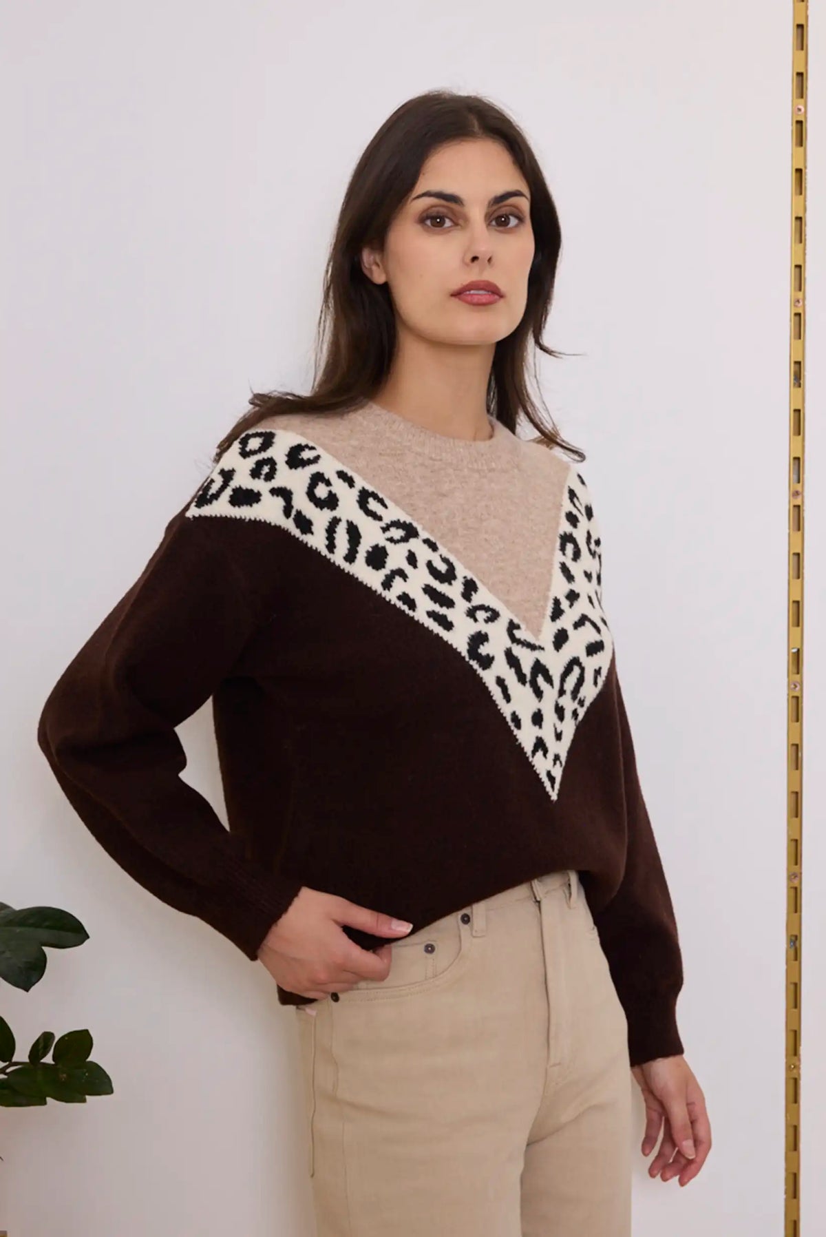 Mujer vistiendo jersey marrón de CHICA del Sur con estampado animal print en V