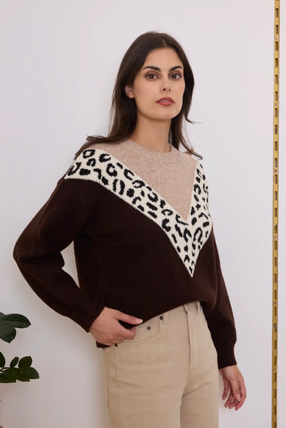 Mujer vistiendo jersey marrón de CHICA del Sur con estampado animal print en V