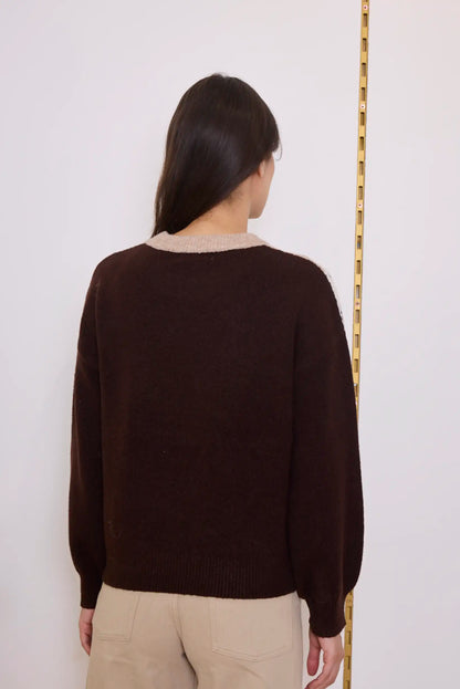 Vista trasera de mujer con jersey marrón de cuello beige de CHICA del Sur