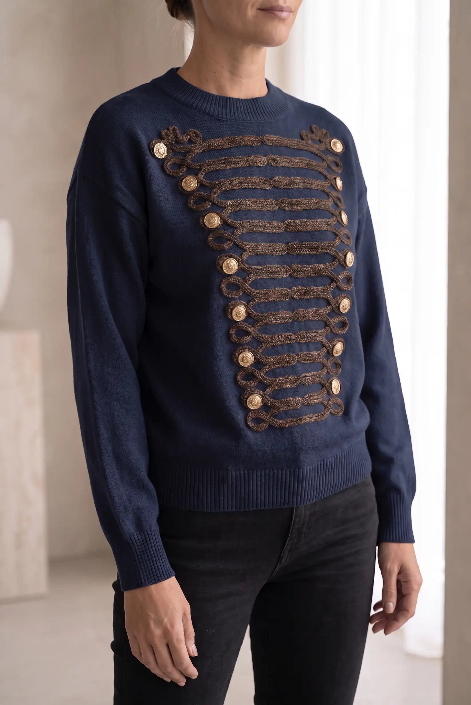 Jersey azul marino para mujer con detalles de botones dorados y bordados militares frontales