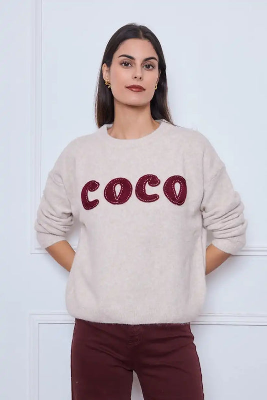 Jersey beige con letras bordadas burdeos "COCO" - CHICA del Sur