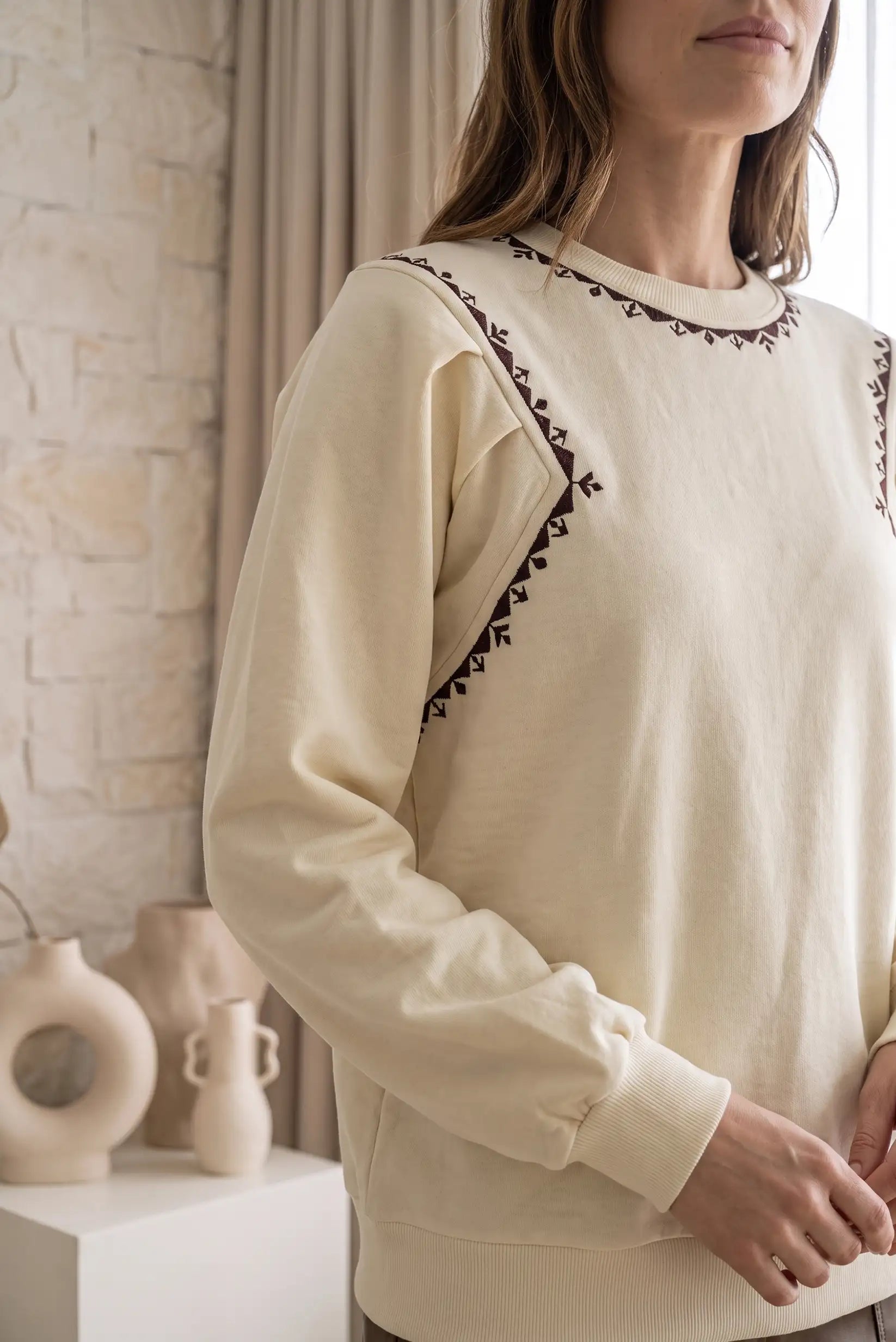 Sudadera color crema para mujer con bordados geométricos en color vino