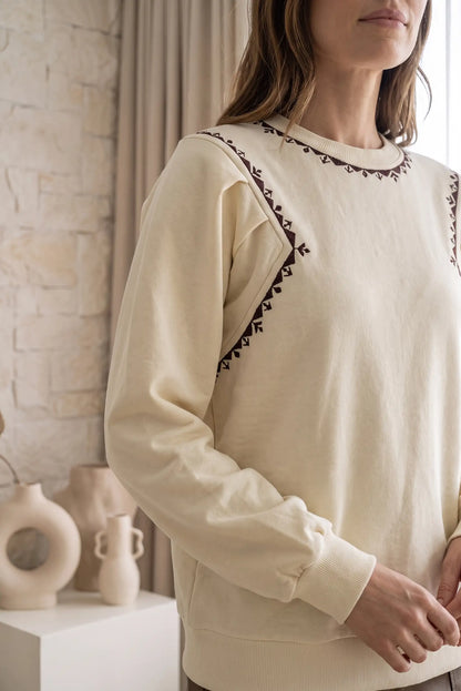 Sudadera color crema para mujer con bordados geométricos en color vino