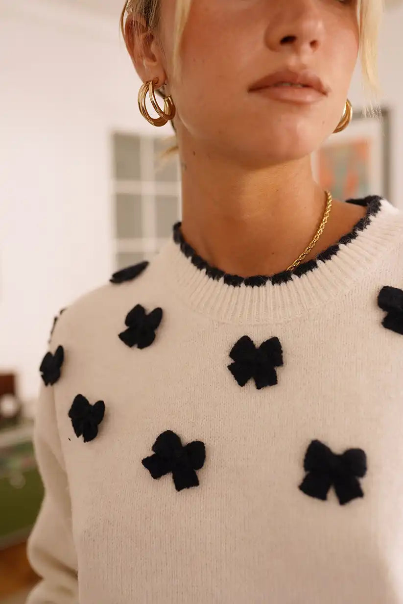 Jersey blanco mujer con lazos en relieve estilo romántico elegante - CHICA del Sur
