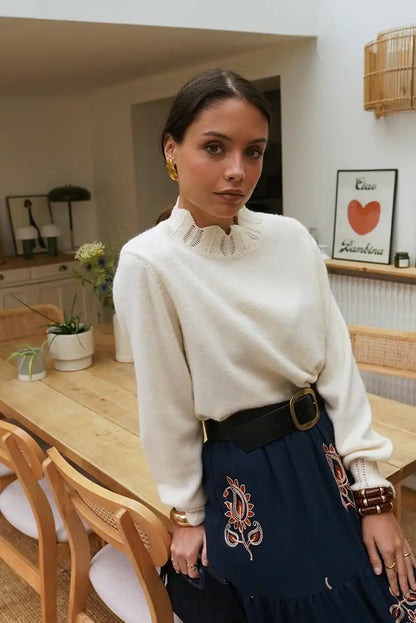 Jersey Blanco Roto Mujer con Cuello Calado Romántico y Suave - CHICA del Sur