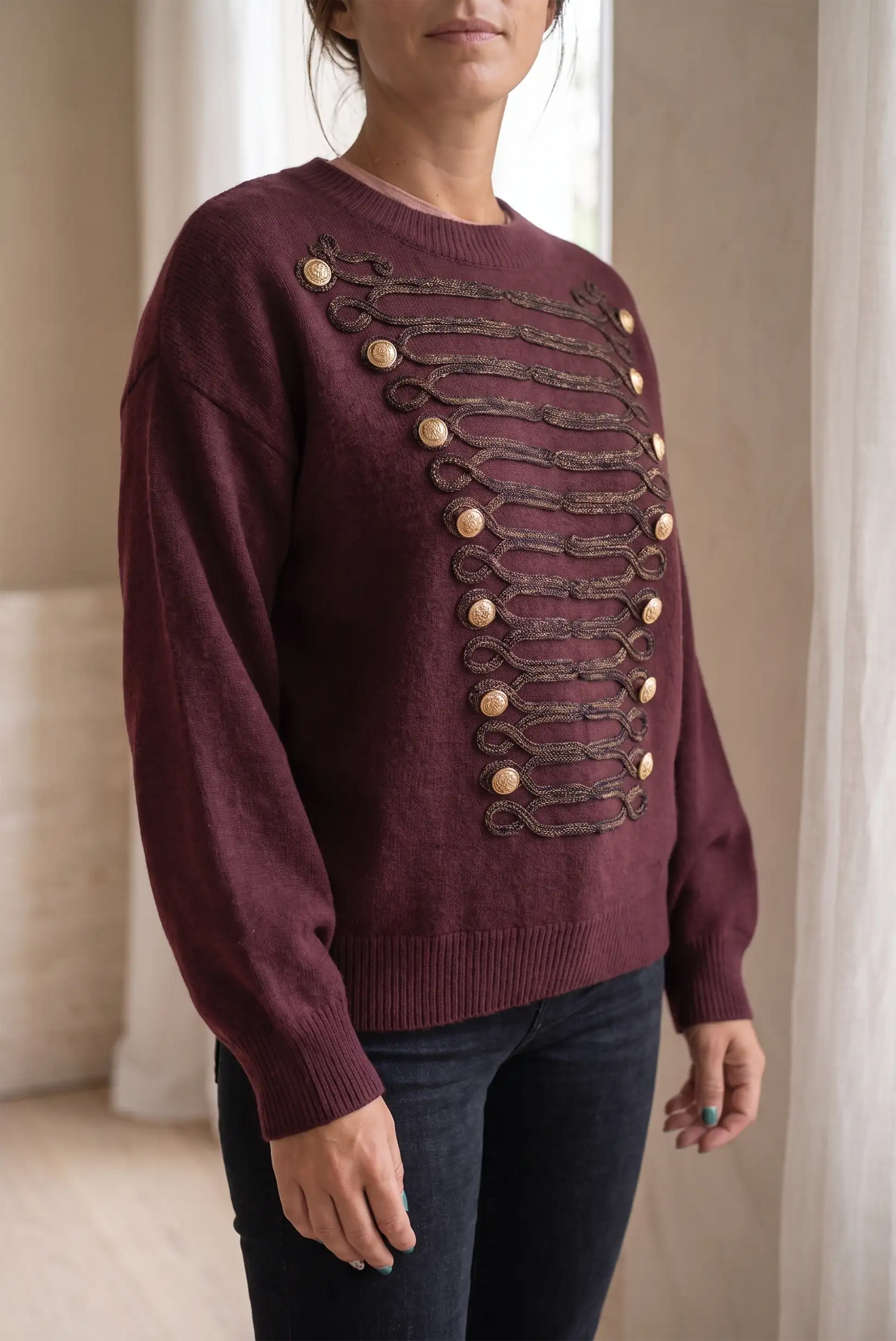 Jersey granate para mujer con detalles de botones dorados y cordones decorativos