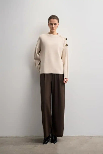 Jersey Mujer Beige Botones Dorados Hombro Elegante y Versátil - CHICA del Sur