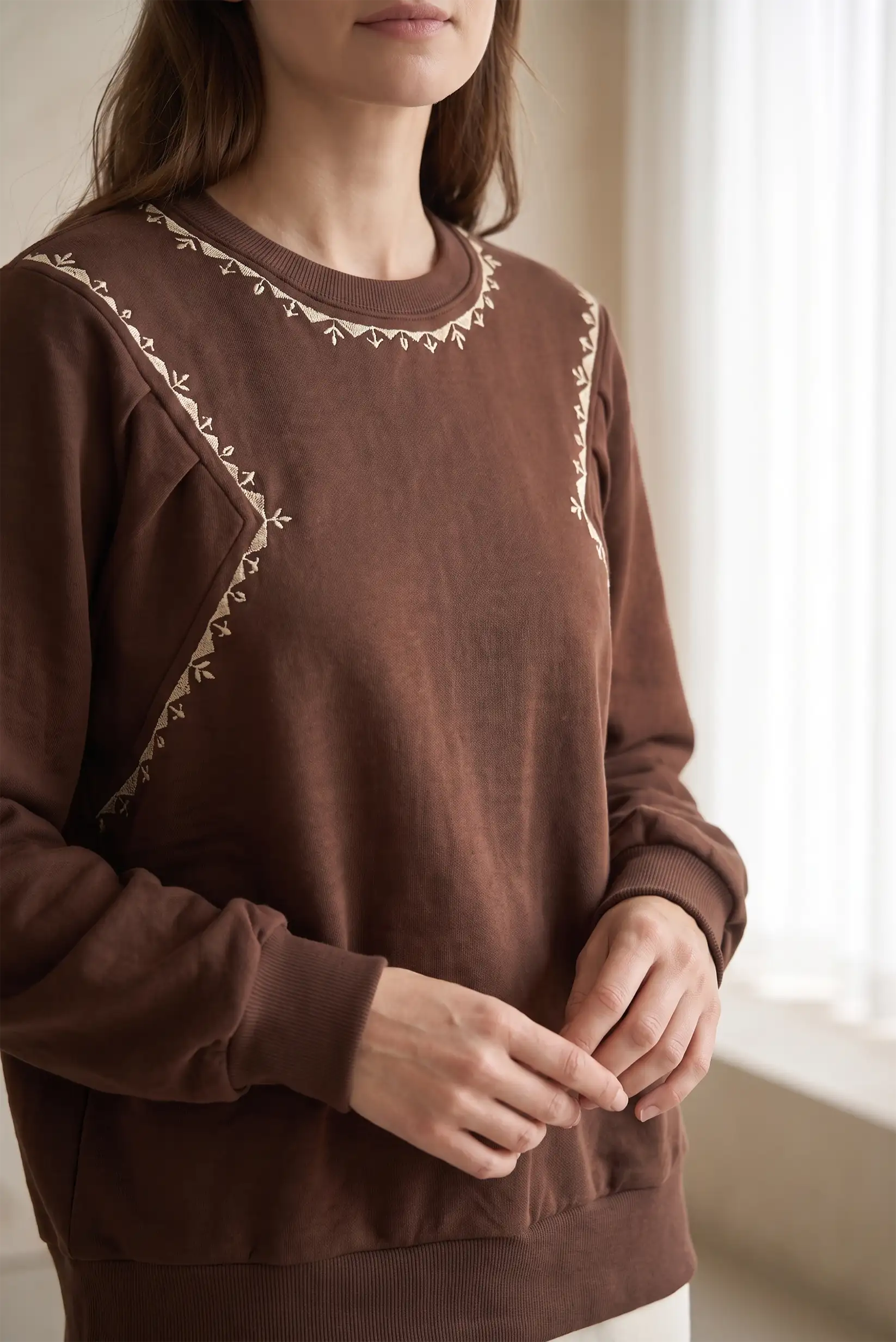 Sudadera marrón para mujer con bordados artesanales en color crema en el cuello y pecho.