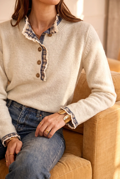 Jersey de punto beige con cuello y puños a cuadros y encaje, ideal para looks femeninos y cómodos