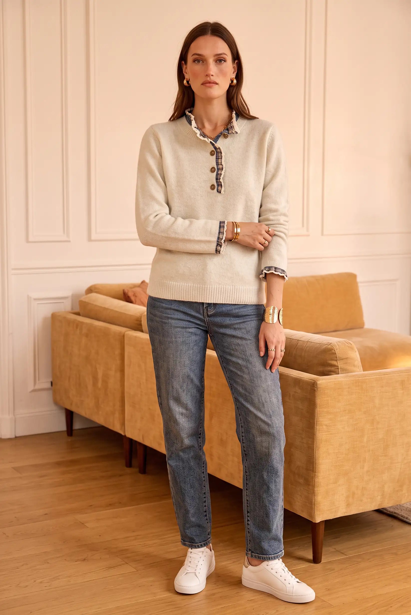 Suéter beige con detalles de encaje y jeans azules, ideal para looks casuales y elegantes