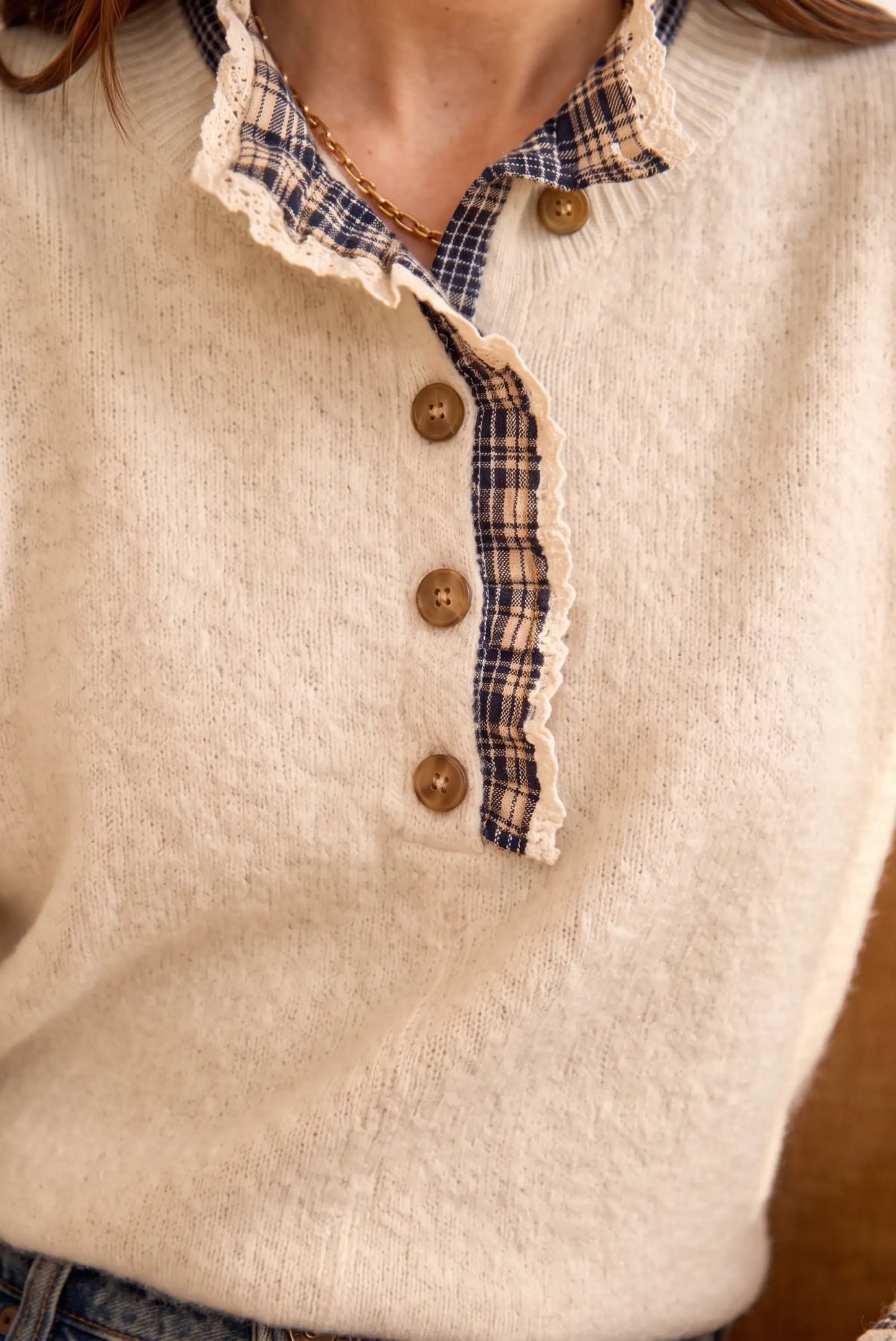 Suéter beige con cuello a cuadros y botones, ideal para moda femenina casual