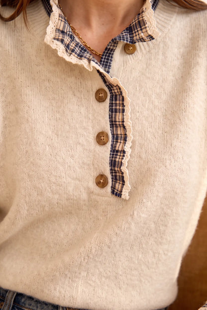 Suéter beige con cuello a cuadros y botones, ideal para moda femenina casual