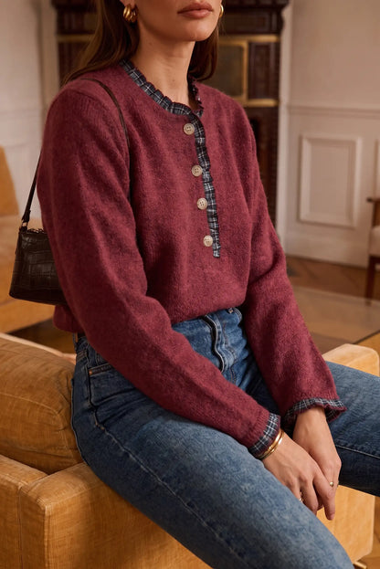 Suéter rojo vino con botones y detalles a cuadros, combinado con jeans azules y bolso negro