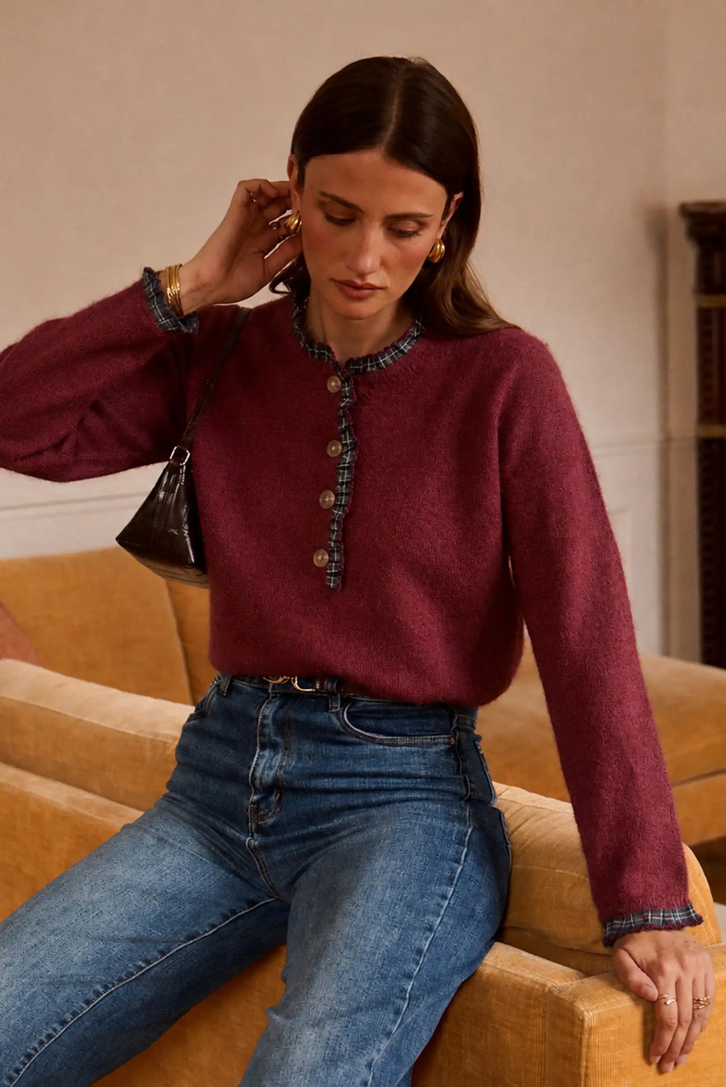 Suéter granate con botones y jeans azules, moda femenina elegante y cómoda