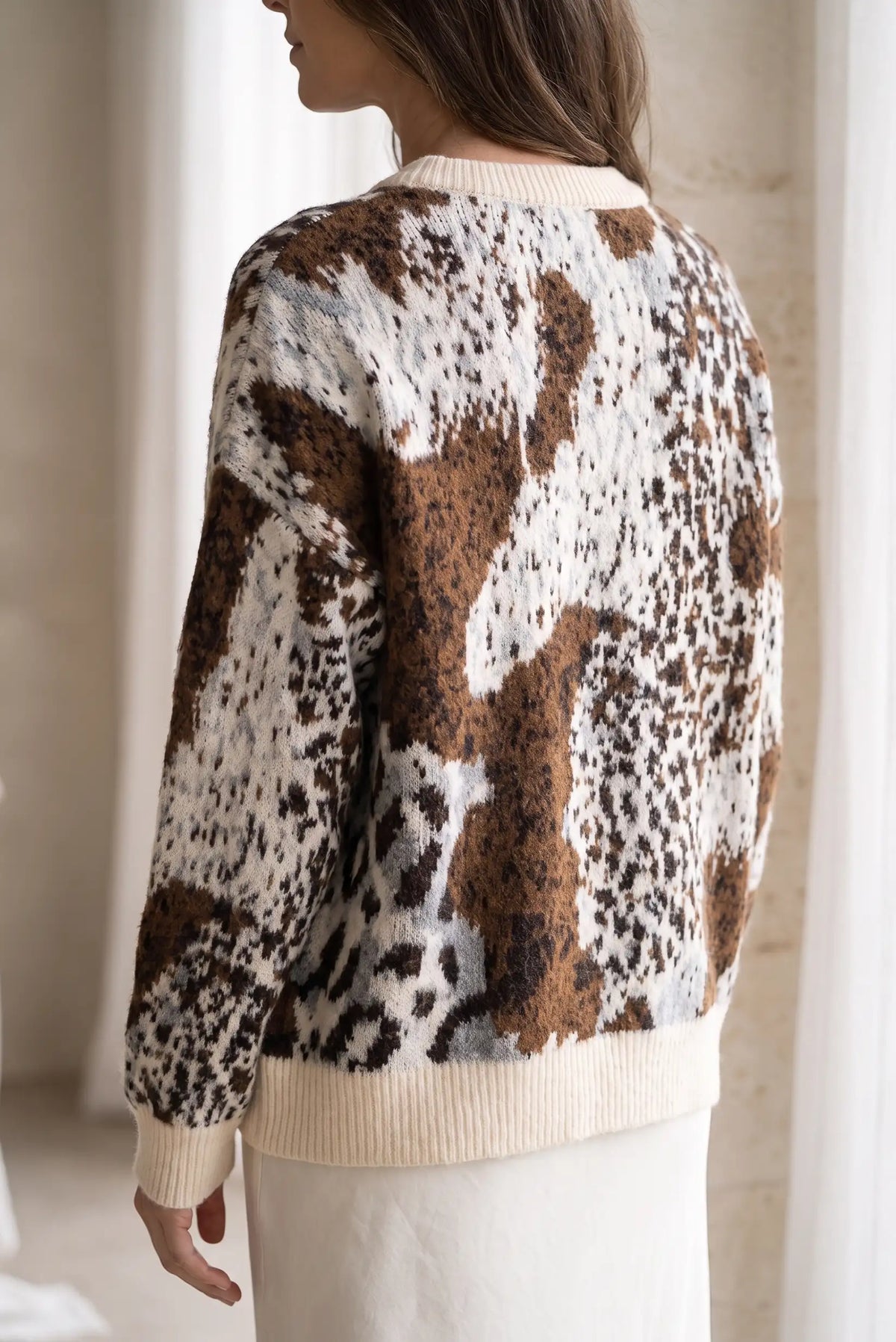 Vista trasera de jersey de mujer CHICA del Sur estampado en marrón y beige.