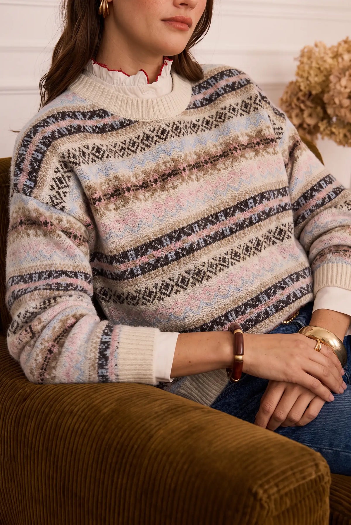 Mujer vistiendo jersey de CHICA del Sur con estampado geométrico en tonos rosa, beige y marrón.