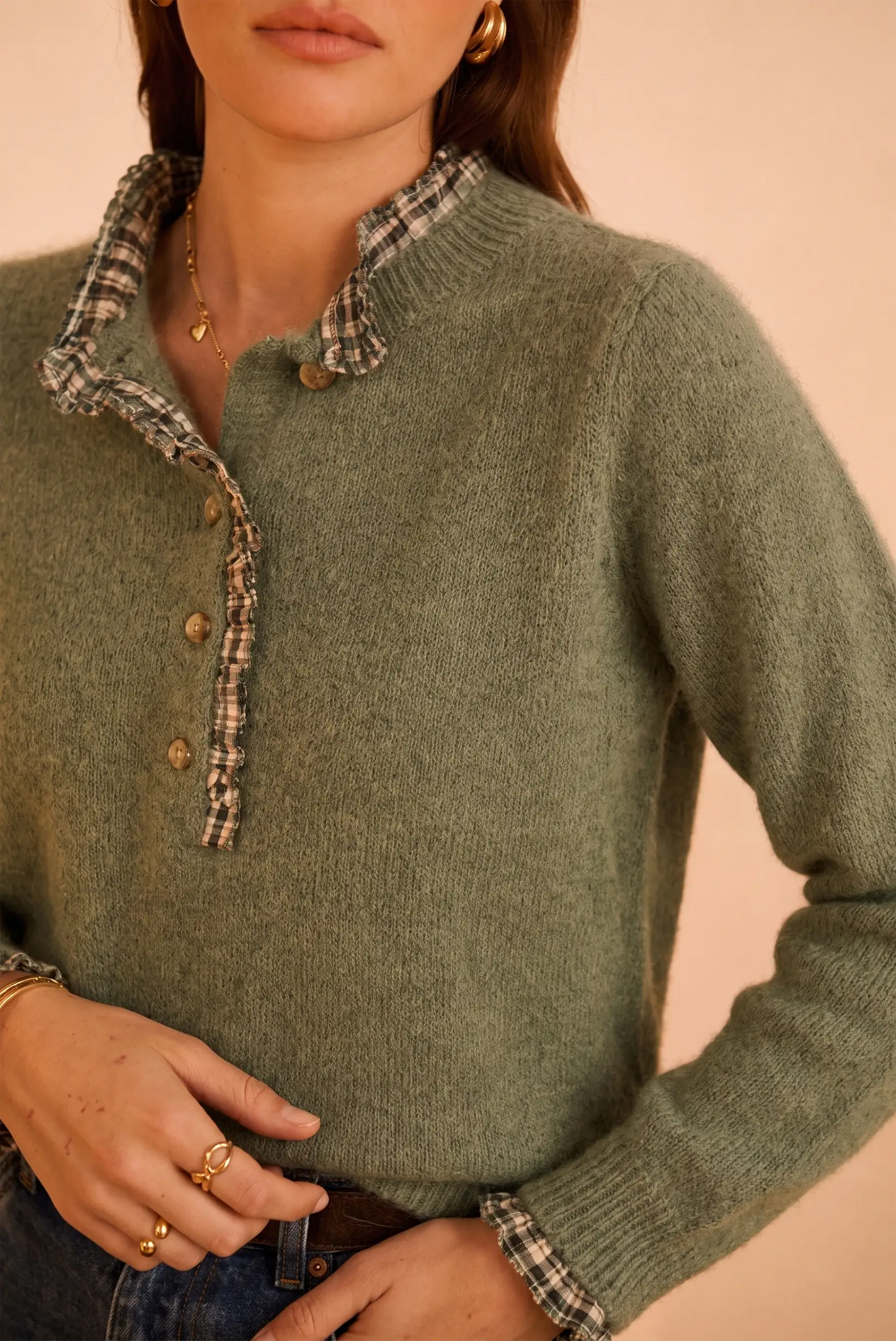Suéter verde con cuello y puños a cuadros, botones y detalles de volantes para mujer
