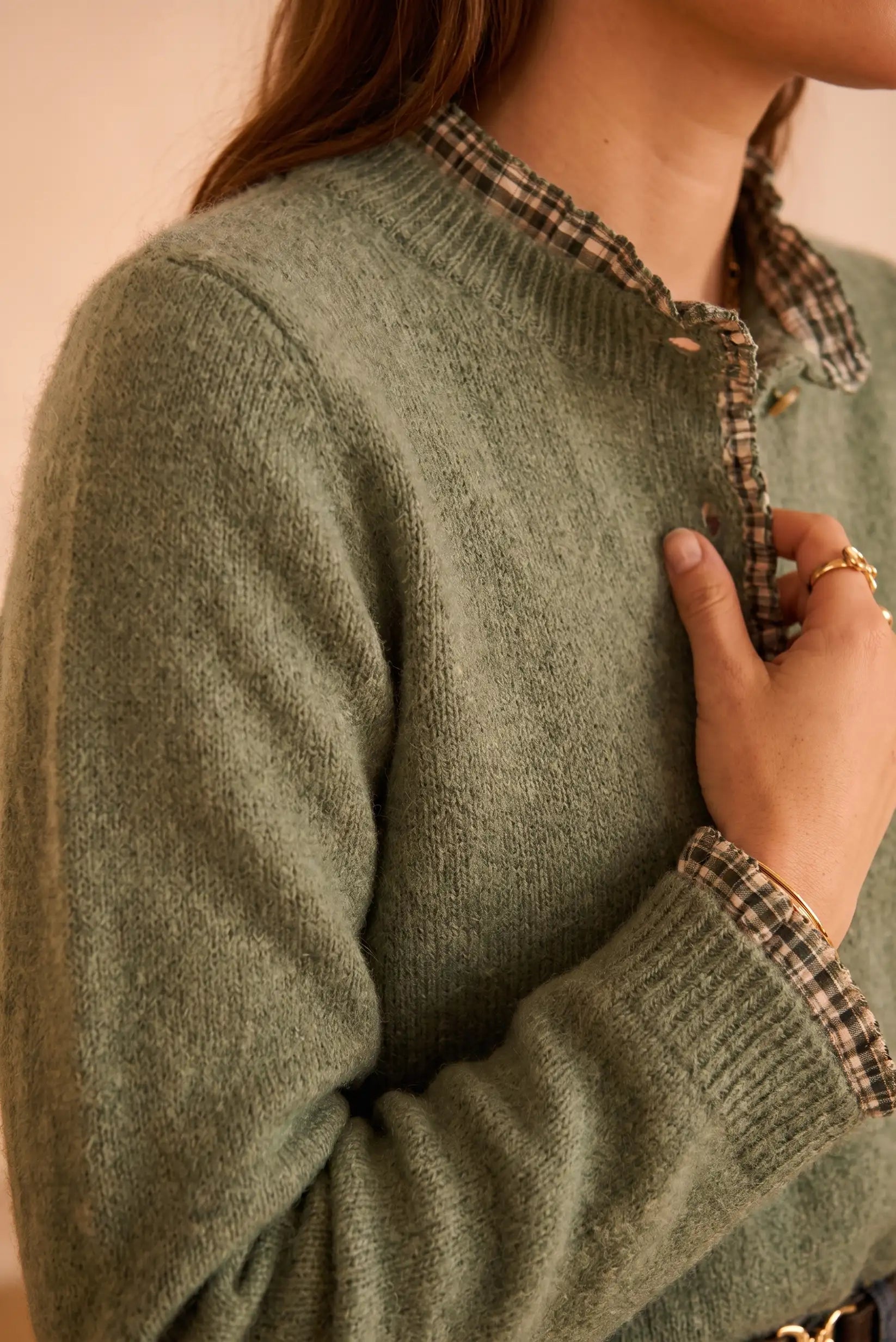 Suéter verde con cuello y puños a cuadros, ideal para moda femenina otoño-invierno