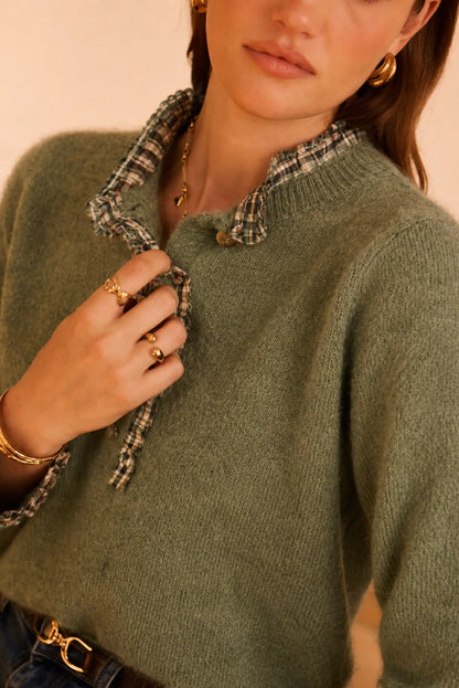 Suéter verde con cuello de cuadros y detalles de botones, ideal para looks femeninos y elegantes