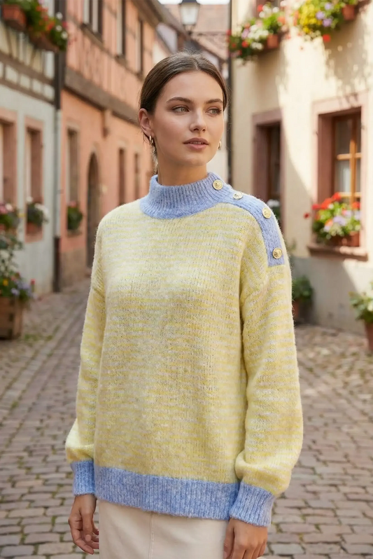 Jersey mujer primavera amarillo y azul CHICA del Sur, con botones dorados, en calle pintoresca