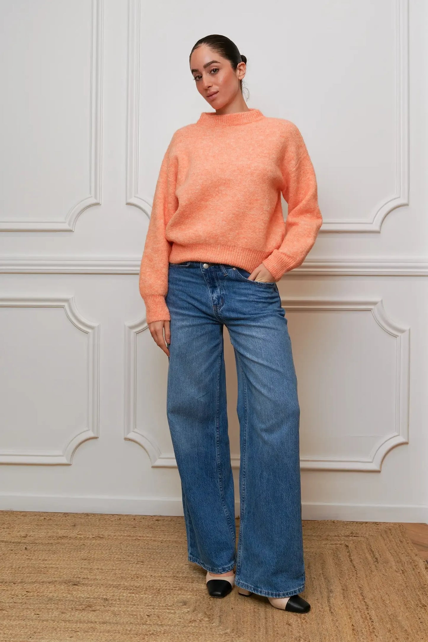 Mujer con jersey naranja salmón de primavera y vaqueros anchos, moda casual CHICA del Sur
