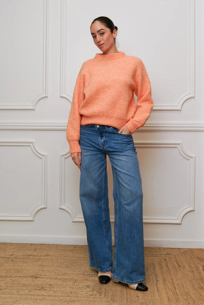 Mujer con jersey naranja salmón de primavera y vaqueros anchos, moda casual CHICA del Sur