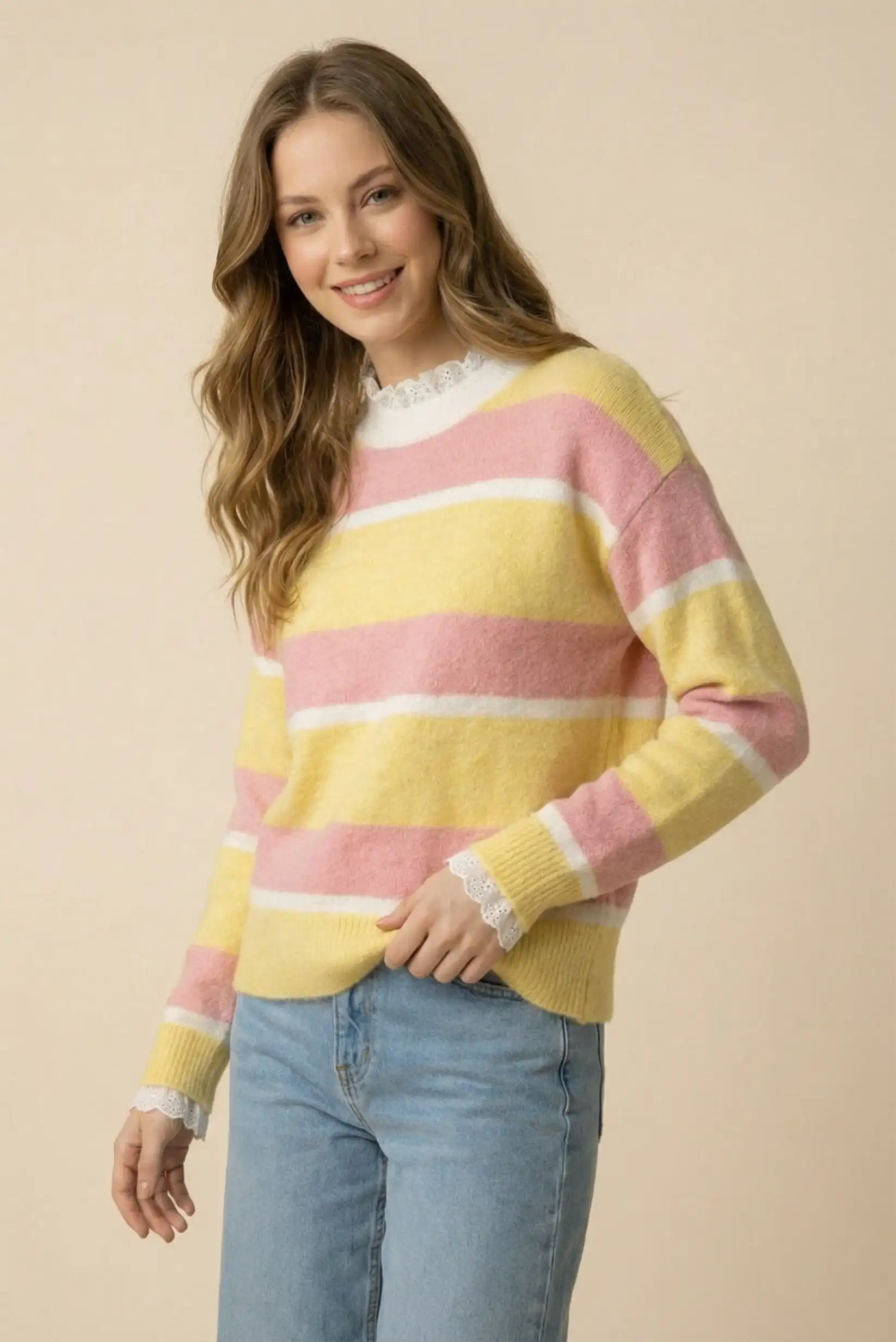 Mujer con jersey de rayas amarillo y coral, moda casual primavera CHICA del Sur