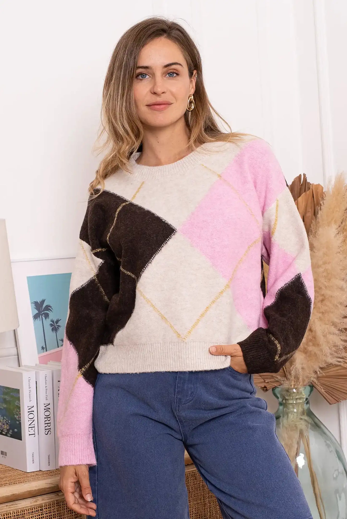 Jersey mujer bicolor con rombos en tonos marrón, rosa y beige, combinado con pantalones azules