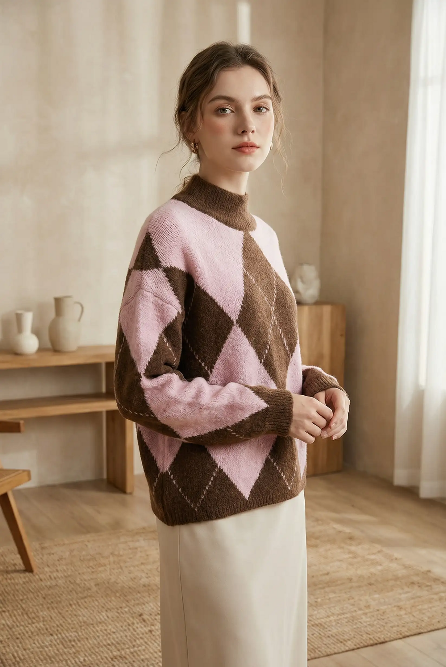Mujer con jersey de rombos rosa y marrón de manga larga en ambiente cálido y minimalista