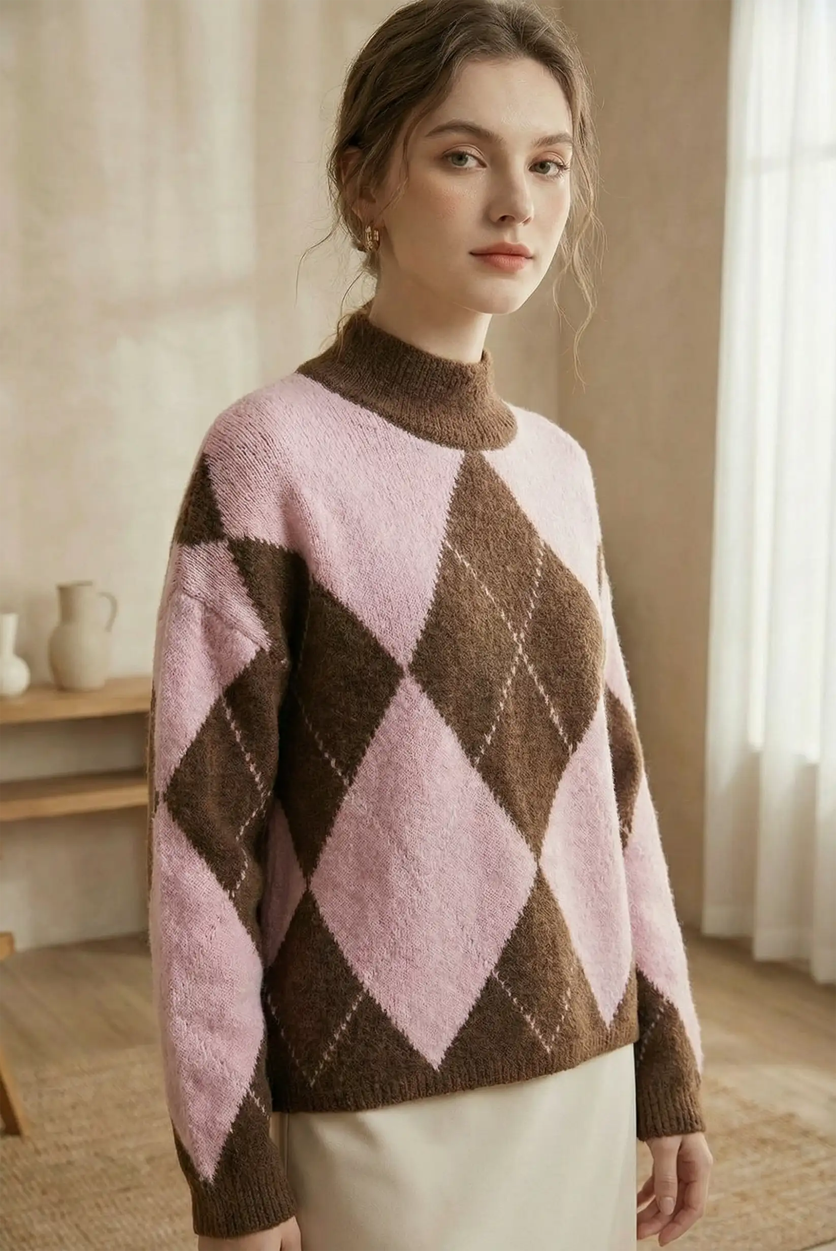 Mujer con jersey de rombos rosa y marrón en interior neutro, estilo otoño, manga larga y cuello alto