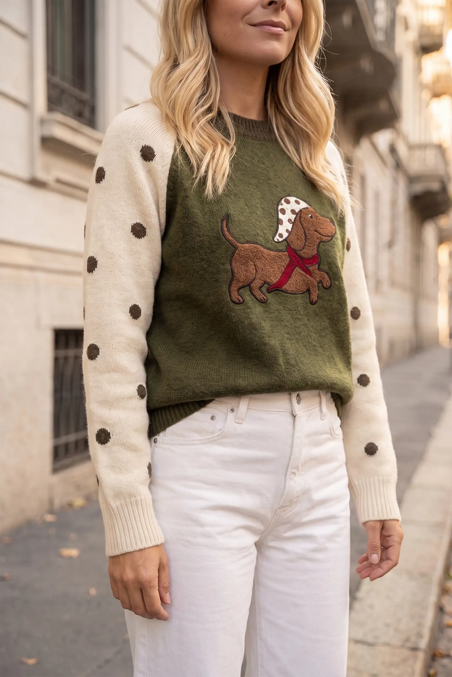 Mujer con jersey verde oliva con estampado de perro y cárdigan beige de lunares.