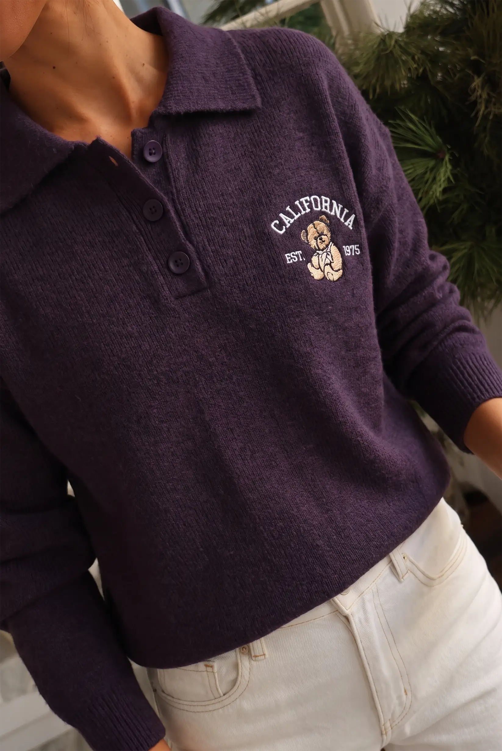 Jersey de punto morado con cuello polo y bordado de oso de California.
