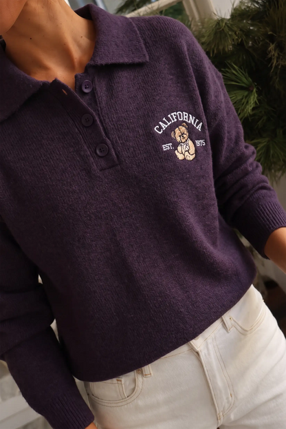 Jersey de punto morado con cuello polo y bordado de oso de California.