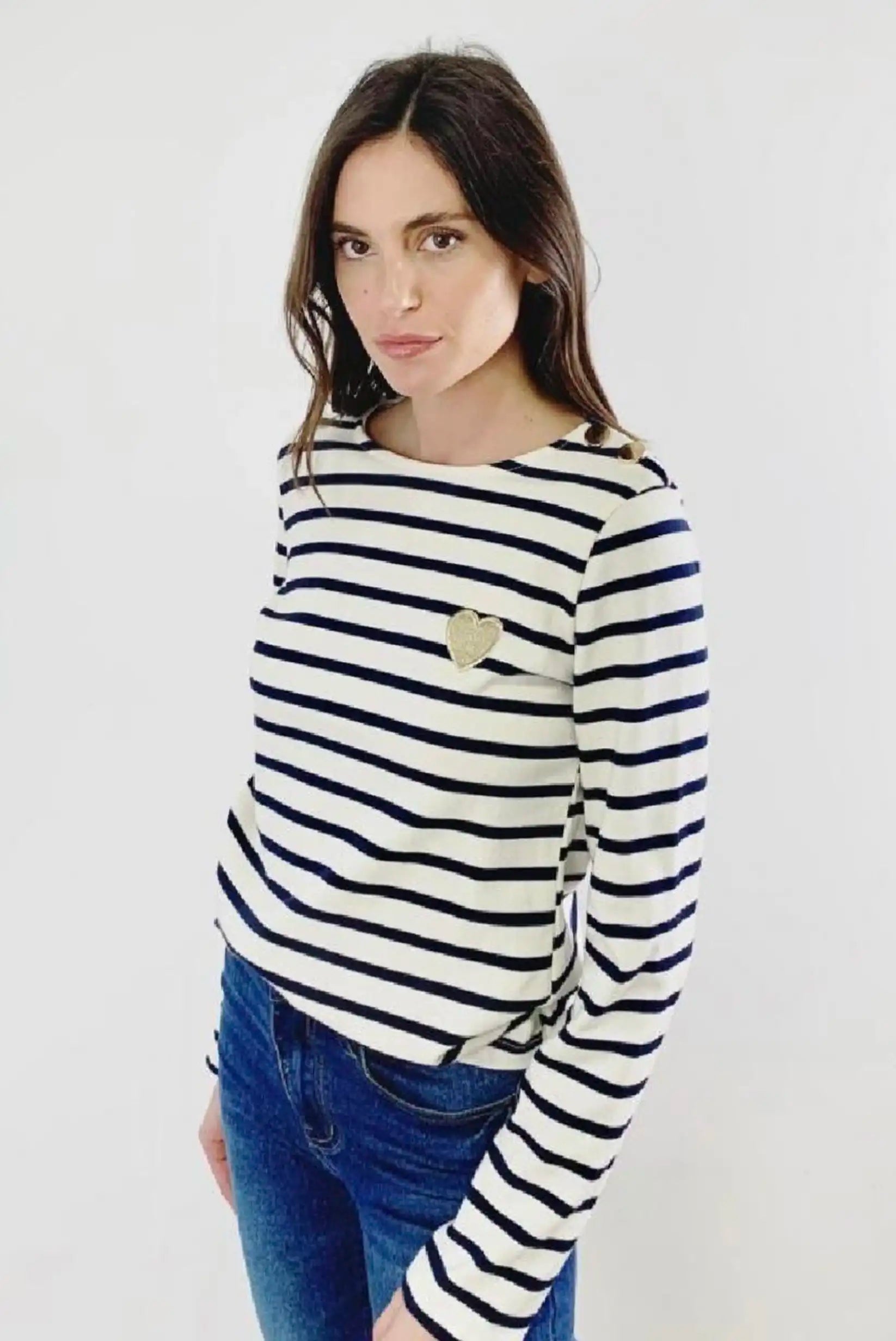 Mujer con jersey de rayas azul y blanco, detalle corazón, moda casual CHICA del Sur
