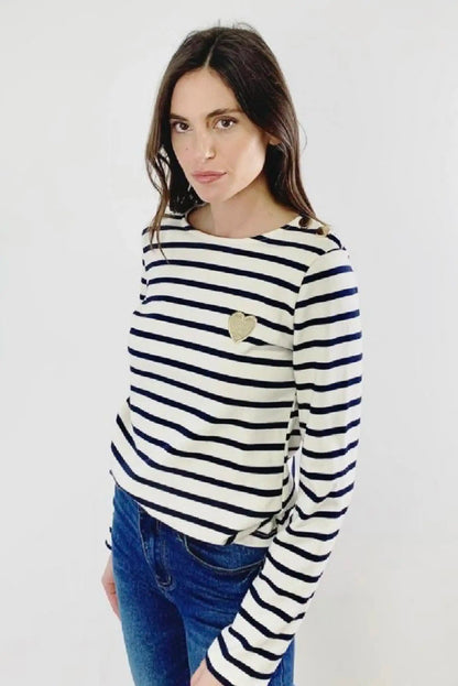 Mujer con jersey de rayas azul y blanco, detalle corazón, moda casual CHICA del Sur