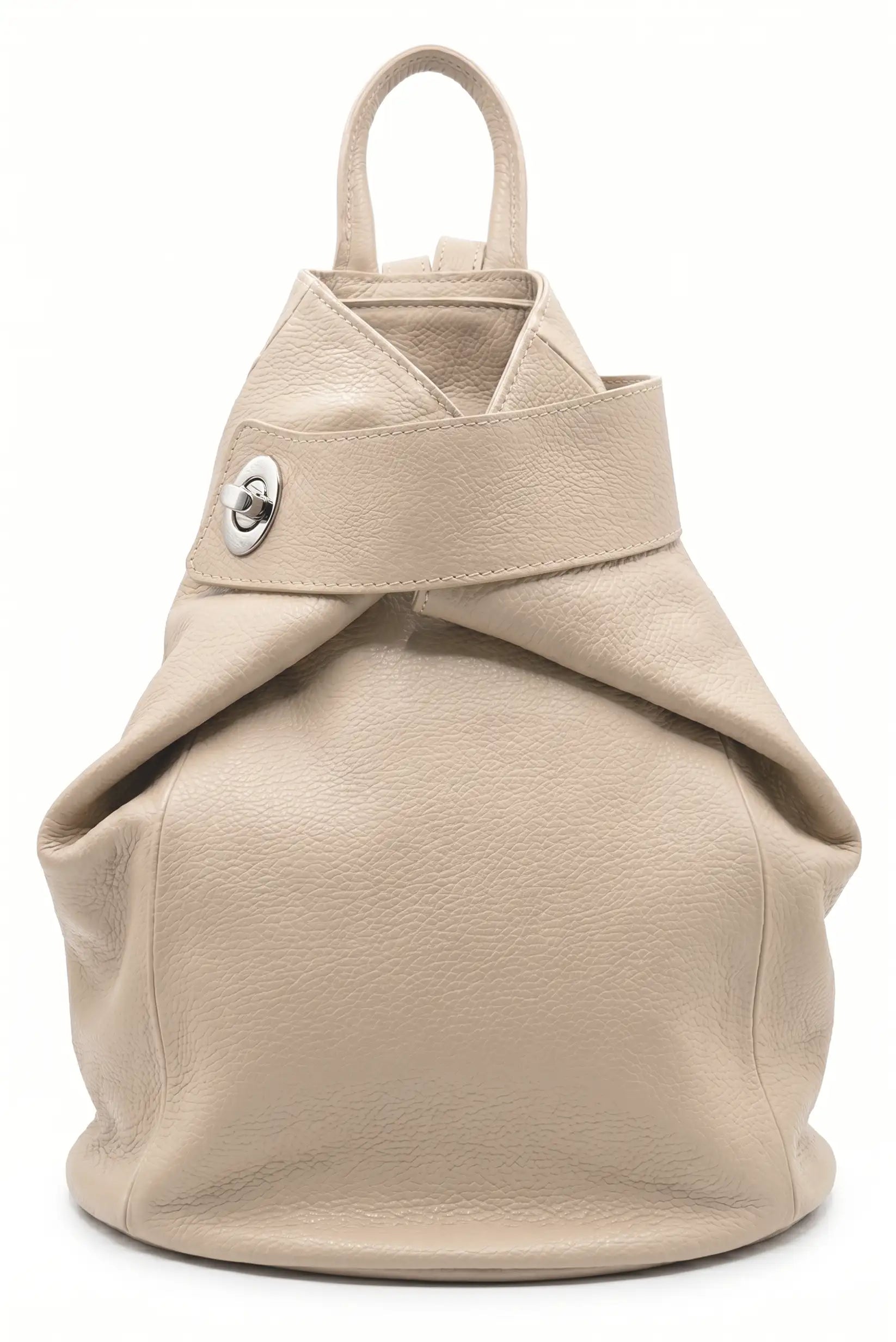 Mochila grande de cuero beige para mujer, diseño urbano y cierre metálico, sobre fondo blanco.