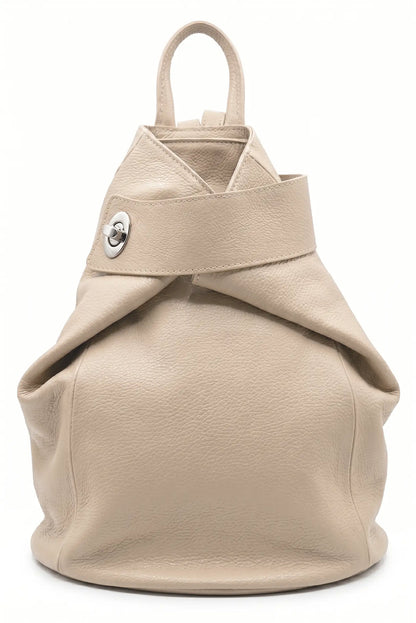Mochila grande de cuero beige para mujer, diseño urbano y cierre metálico, sobre fondo blanco.