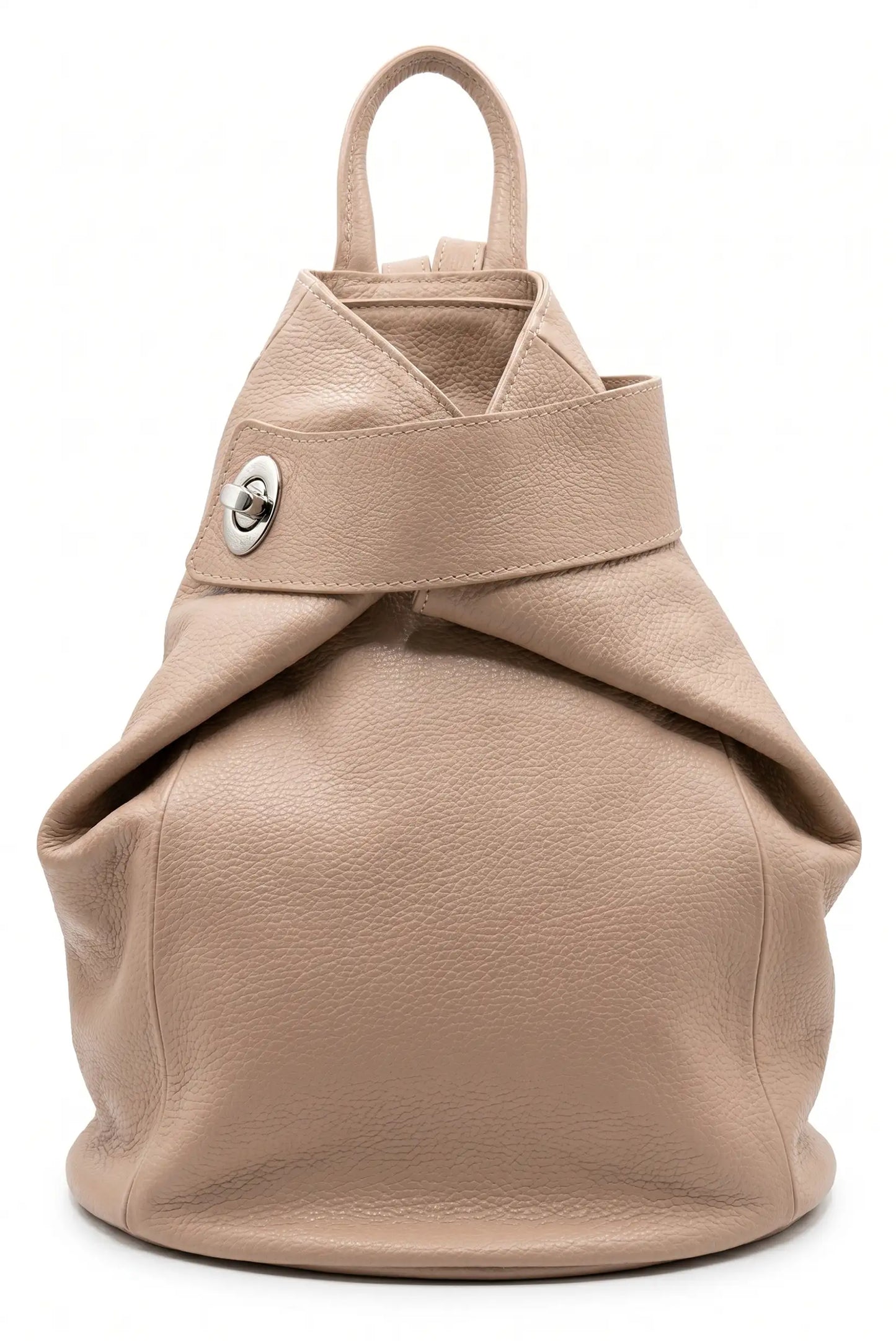 Mochila grande de mujer en cuero nude, diseño urbano y cierre metálico plateado.