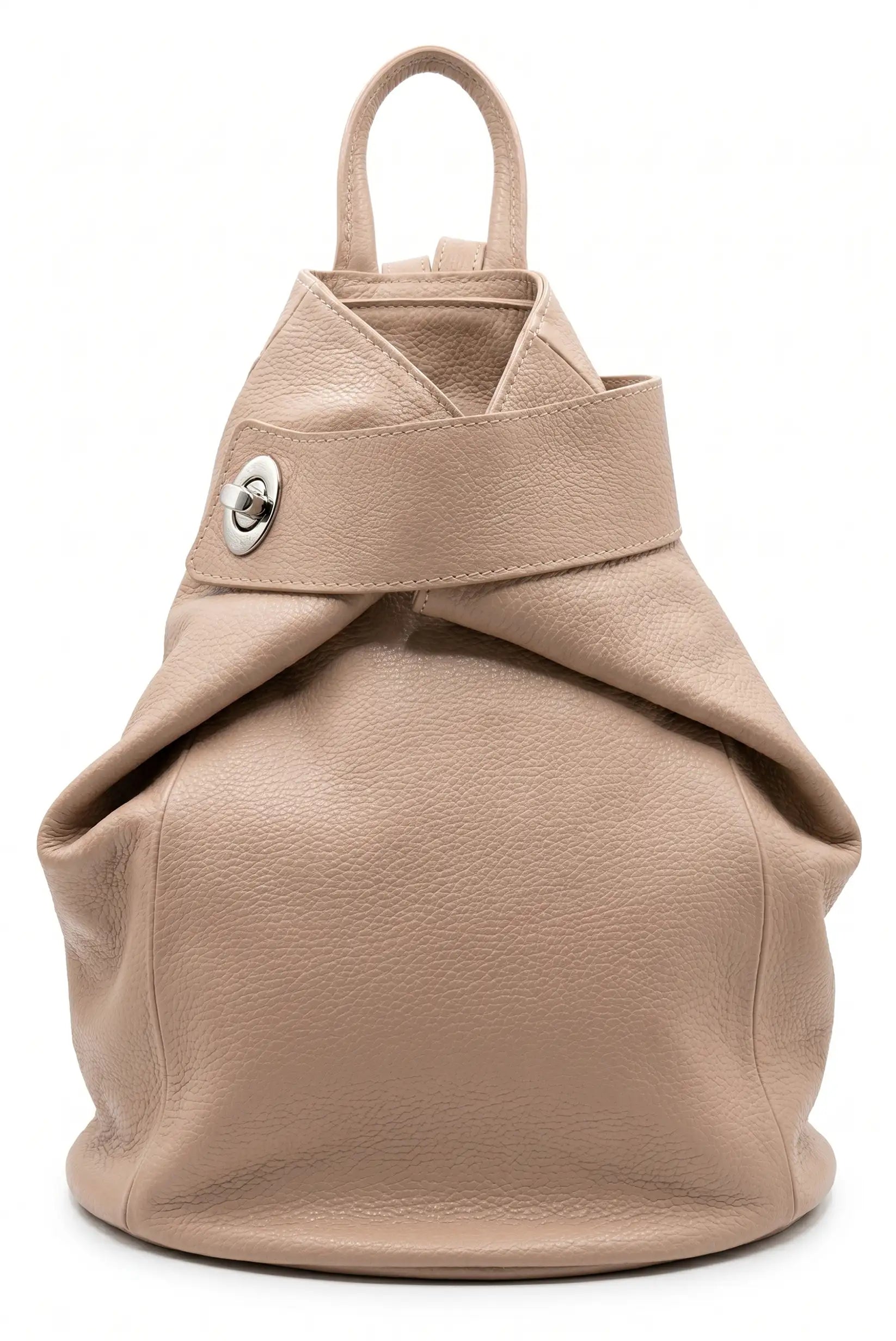 Mochila grande de mujer en cuero nude, diseño urbano y cierre metálico plateado.